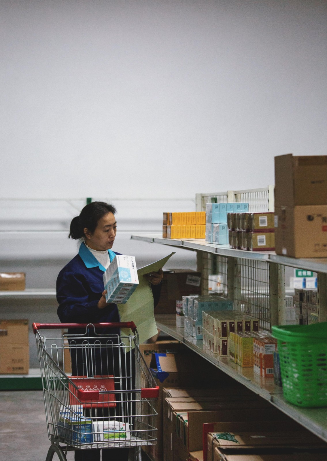 醫(yī)藥公司女職工工作照片.jpg