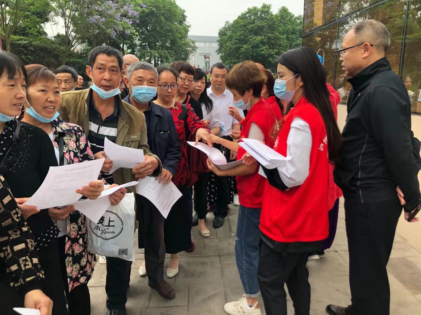 西南醫投集團醫藥公司黨支部 開展“我為群眾辦實事”實踐活動 —助力新冠疫苗接種 志愿服務在行動