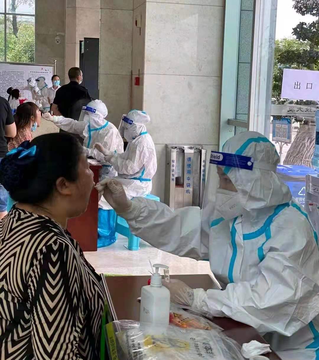 西南醫投集團健康體檢中心為全市多家單位提供咽拭子采樣工作