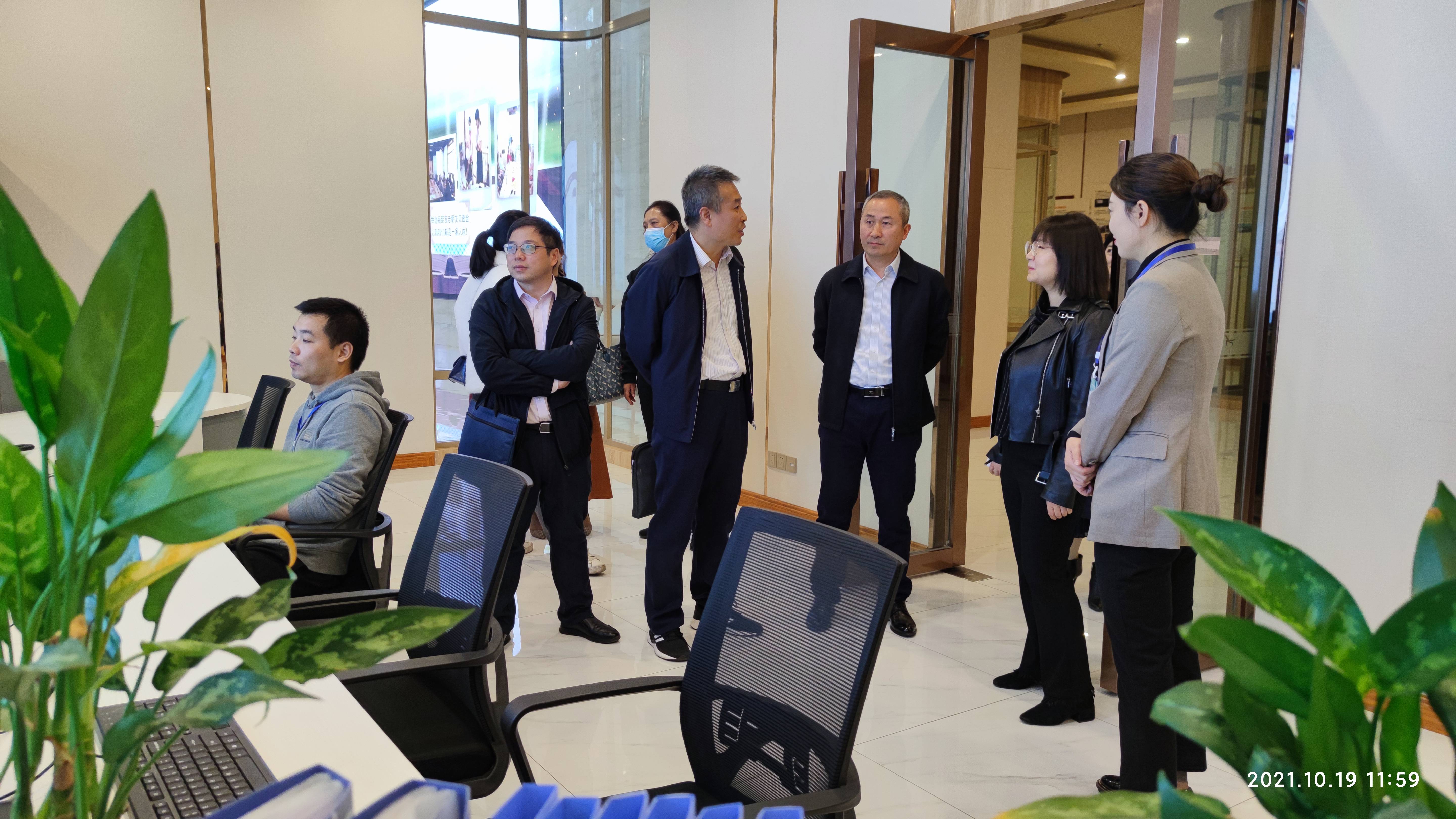 市財政局、民政局領導到春江酒城嘉苑視察瀘州智慧養老服務平臺 