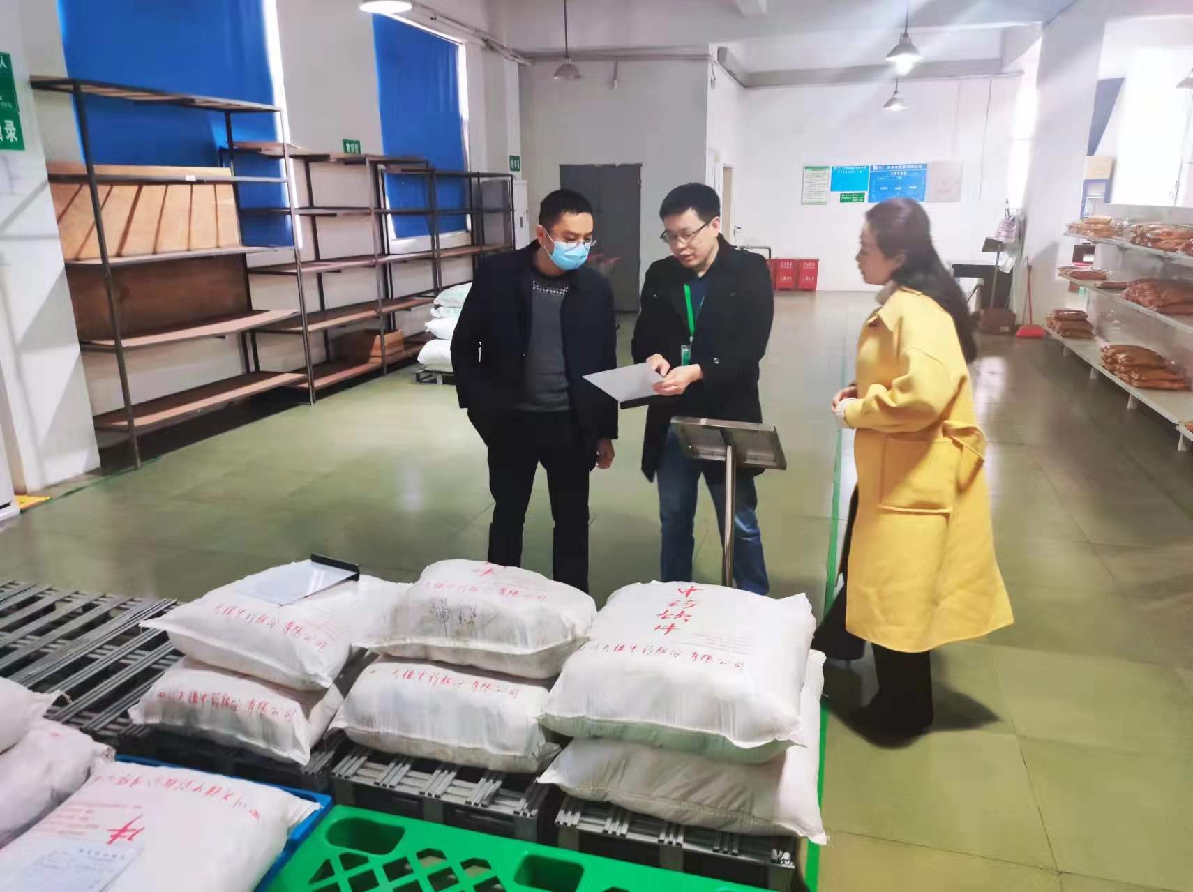 瀘州市市場(chǎng)監(jiān)督管理局領(lǐng)導(dǎo)蒞臨醫(yī)藥公司檢查指導(dǎo)工作